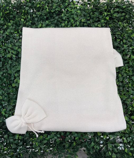 Bimbalo Girl's White Cotton Knit Bow Blanket, elegantly designed for comfort.