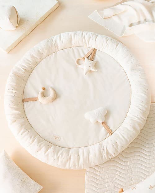 Playmat Growing Green Sky - Honey Dots design, made from organic cotton.
